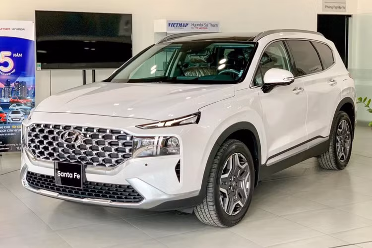 Hyundai SantaFe phiên bản hiện tại đã ra mắt thị trường Việt Nam từ năm 2021. Kể từ đó đến nay, mẫu xe này gần như giữ nguyên về mặt thiết kế và trang bị, chỉ có thêm tùy chọn động cơ hybrid vào năm 2023.