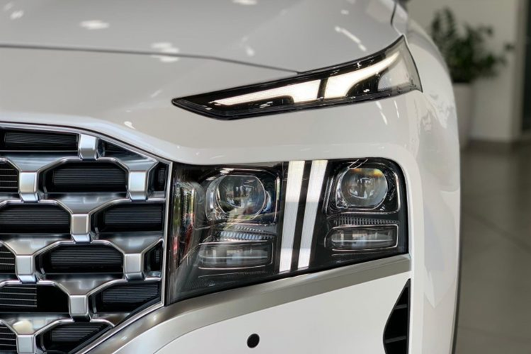 Mức giá xe Hyundai SantaFe tại Việt Nam hiện bán ra dao động từ 1,029 - 1,369 tỷ đồng. Bỏ ra số tiền này, khách hàng Việt sẽ nhận về mẫu SUV hạng trung với thiết kế thời trang, nội thất rộng rãi, trang bị tiện nghi và an toàn tương đối đầy đủ. Ngoài ra, Hyundai SantaFe còn có đến 3 tùy chọn động cơ.