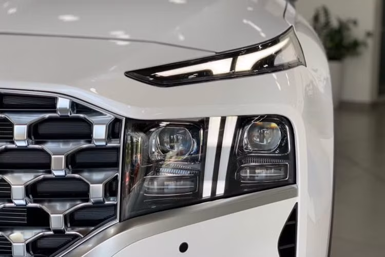 Mức giá xe Hyundai SantaFe tại Việt Nam hiện bán ra dao động từ 1,029 - 1,369 tỷ đồng. Bỏ ra số tiền này, khách hàng Việt sẽ nhận về mẫu SUV hạng trung với thiết kế thời trang, nội thất rộng rãi, trang bị tiện nghi và an toàn tương đối đầy đủ. Ngoài ra, Hyundai SantaFe còn có đến 3 tùy chọn động cơ.