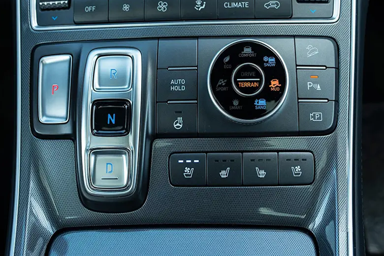 Con số tương ứng của mô-tơ điện là 44,2 kW, tương đương gần 60 mã lực. Đi kèm với đó là pin có dung lượng 1,49 kWh (270 V, 5,5 Ah) và hộp số tự động 6 cấp.