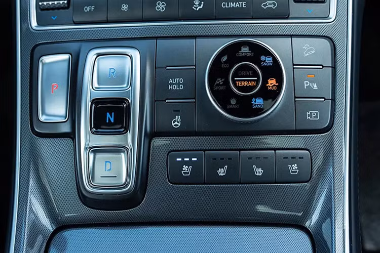 Con số tương ứng của mô-tơ điện là 44,2 kW, tương đương gần 60 mã lực. Đi kèm với đó là pin có dung lượng 1,49 kWh (270 V, 5,5 Ah) và hộp số tự động 6 cấp.