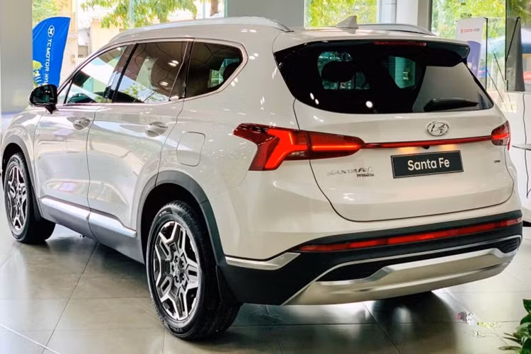 Không chỉ giảm giá bán cho SantaFe, Hyundai Thành Công còn áp dụng cả chương trình ưu đãi cho 5 mẫu xe, bao gồm Custin, Elantra, Accent, Venue và Grand i10, trong tháng 5/2024.