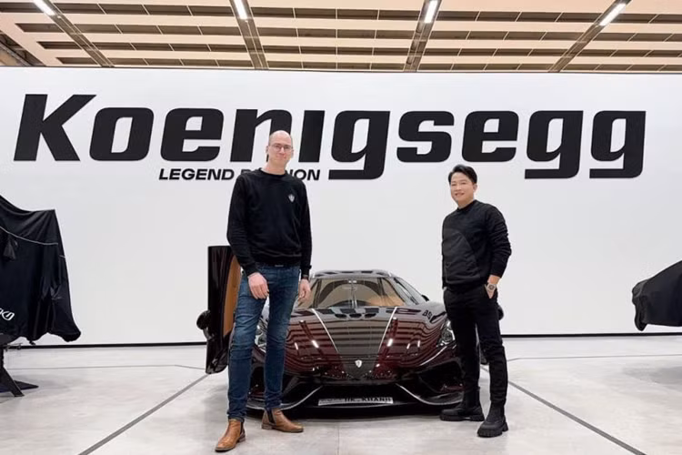 Sau đó, đội ngũ của Koenigsegg đã sang Việt Nam để sửa chữa, khắc phục lỗi. Tuy nhiên, do không đủ trang thiết bị nên vị đại gia này phải đưa xe về nhà máy của hãng Campuchia. Sau đó xe được vận chuyển sang Thái Lan bằng đường bộ, rồi tiếp tục từ đây vận chuyển về Thụy Điển.