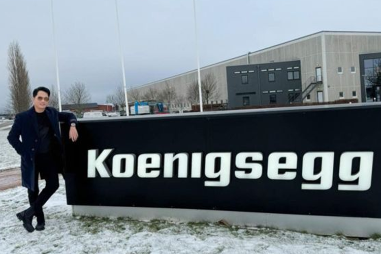 Được biết, Regera là siêu phẩm hàng hiếm, chỉ được sản xuất đúng 80 chiếc trên thế giới. Để có thể ra biển số, lăn bánh tại Việt Nam, ước tính chủ xe phải bỏ ra số tiền từ 120 - 250 tỷ đồng.