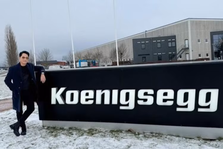 Được biết, Regera là siêu phẩm hàng hiếm, chỉ được sản xuất đúng 80 chiếc trên thế giới. Để có thể ra biển số, lăn bánh tại Việt Nam, ước tính chủ xe phải bỏ ra số tiền từ 120 - 250 tỷ đồng.