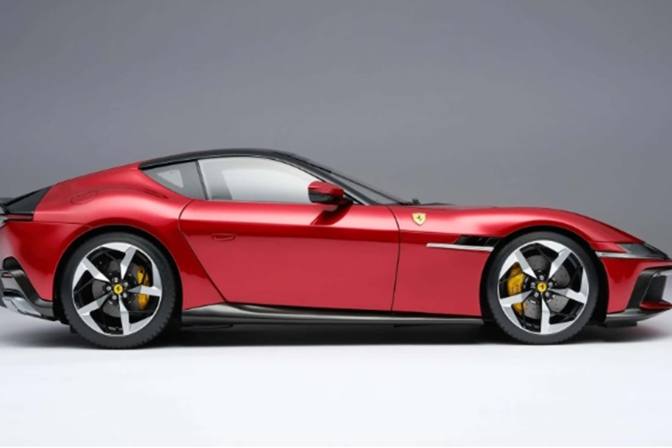 Không chỉ ngoại thất mà bên trong khoang cabin của xe mô hình Ferrari 12Cilindri cũng được hoàn thiện tỉ mỉ từ màu xanh Blu Sterling tới các đường chỉ nhỏ màu đỏ tương phản, hay cả vô lăng, màn hình và những bút bấm bên trong khoang lái.