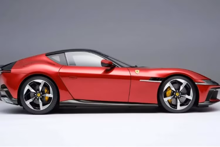 Không chỉ ngoại thất mà bên trong khoang cabin của xe mô hình Ferrari 12Cilindri cũng được hoàn thiện tỉ mỉ từ màu xanh Blu Sterling tới các đường chỉ nhỏ màu đỏ tương phản, hay cả vô lăng, màn hình và những bút bấm bên trong khoang lái.