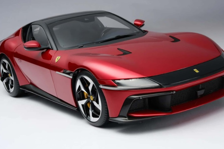 Được biết, mô hình Ferrari 12Cilindri đồ chơi do hãng Amalgam kết hợp cùng Ferrari chế tác kỳ công với độ chính xác gần như giống hệt bản gốc. Để làm ra mô hình này, hàng nghìn bộ phận riêng lẻ đã được chế tạo riêng sau đó mới lắp ráp tạo thành chiếc xe mô hình thành phẩm. Riêng công đoạn này cần hơn 300 giờ.