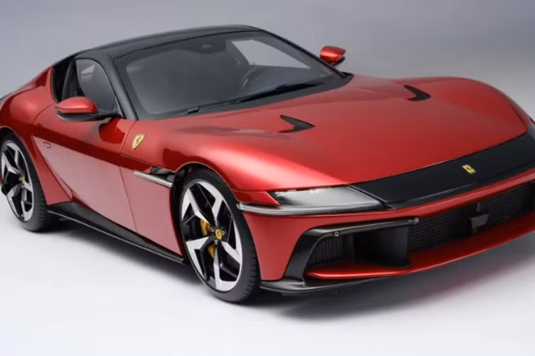 Được biết, mô hình Ferrari 12Cilindri đồ chơi do hãng Amalgam kết hợp cùng Ferrari chế tác kỳ công với độ chính xác gần như giống hệt bản gốc. Để làm ra mô hình này, hàng nghìn bộ phận riêng lẻ đã được chế tạo riêng sau đó mới lắp ráp tạo thành chiếc xe mô hình thành phẩm. Riêng công đoạn này cần hơn 300 giờ.