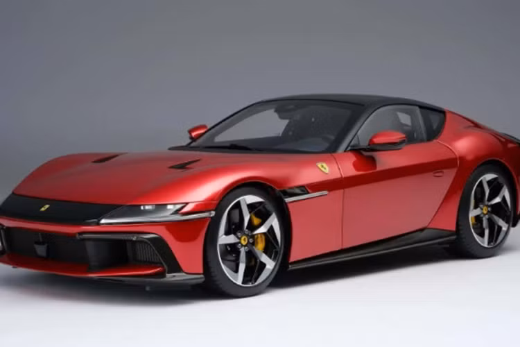 Theo đó, mô hình siêu xe Ferrari 12Cilindri sở hữu ngoại thất màu đỏ Rosso Imola bắt mắt. Các chi tiết như đèn pha, cản trước, cản sau hay đèn hậu đều được làm tỉ mỉ để giống bản gốc nhất có thể.