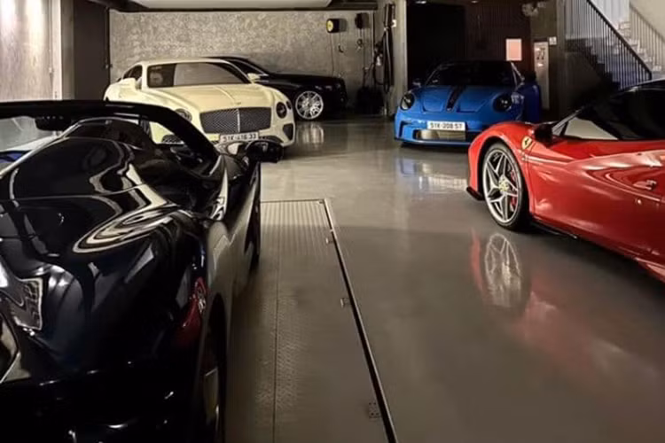 Ngoài ra còn có xe thể thao siêu xe Bentley Continental GT V8, ở tầng trên có Range Rover Autobiography đời mới và xe siêu sang Mercedes-Maybach S-Class.