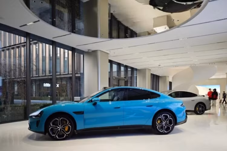 Xiaomi SU7 sẽ có cả phiên bản dẫn động cầu sau RWD và dẫn động 4 bánh toàn thời gian AWD. Bản RWD dùng 1 mô-tơ điện nằm trên cầu sau, tạo ra công suất tối đa 295 mã lực. Trong khi đó, bản AWD có thêm mô-tơ điện mạnh 369 mã lực trên cầu trước, cho sức mạnh tổng cộng 664 mã lực.