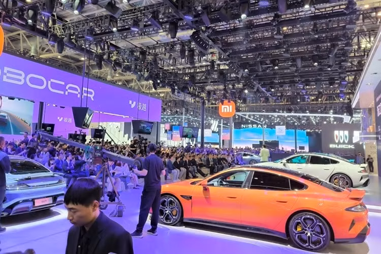 Tại thị trường Trung Quốc, xe được phân phối với 3 phiên bản Standard, Max và Pro, mức giá xe Xiaomi SU7 2024 dao động từ 215.900 - 299.900 NDT (khoảng 740 triệu đến 1,028 tỷ đồng).