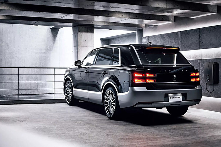 Trong năm 2023, Toyota Century GRMN hiệu suất cao từng lộ diện nhưng dưới dạng xe có một không hai, được chế tạo dành riêng cho Chủ tịch tập đoàn Toyota, ông Akio Toyoda.