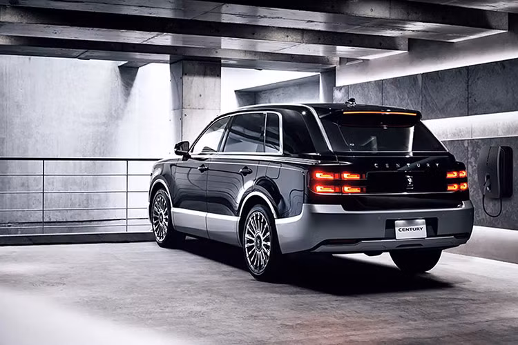 Trong năm 2023, Toyota Century GRMN hiệu suất cao từng lộ diện nhưng dưới dạng xe có một không hai, được chế tạo dành riêng cho Chủ tịch tập đoàn Toyota, ông Akio Toyoda.