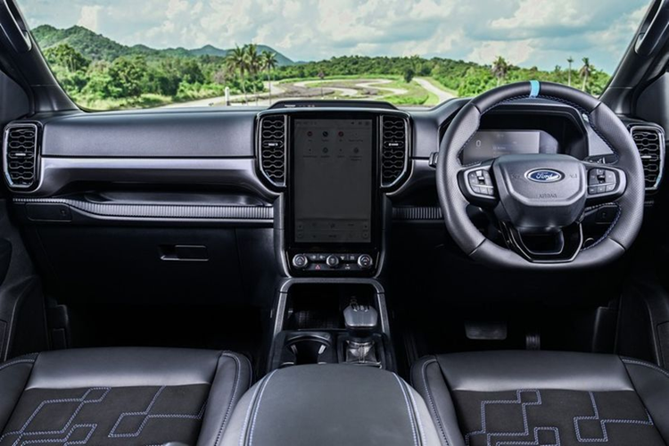 Về nội thất, Ford Ranger MS-RT được trang bị màn hình thông tin giải trí cảm ứng 12 inch, hỗ trợ kết nối Apple CarPlay &amp; Android Auto không dây, hệ thống đèn viền nội thất, cụm đồng hồ kỹ thuật số 12,4 inch, sạc không dây, ghế trước chỉnh điện, khởi động động cơ từ xa và hệ thống camera 360 độ.