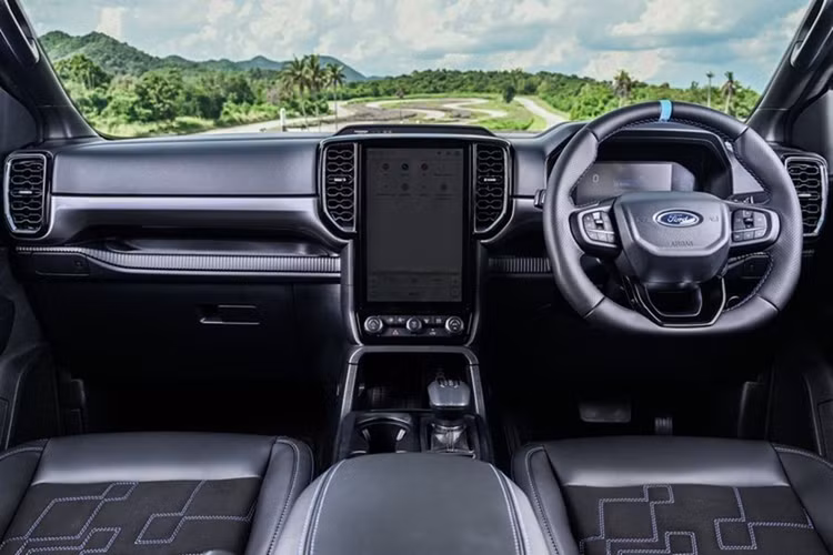 Về nội thất, Ford Ranger MS-RT được trang bị màn hình thông tin giải trí cảm ứng 12 inch, hỗ trợ kết nối Apple CarPlay &amp; Android Auto không dây, hệ thống đèn viền nội thất, cụm đồng hồ kỹ thuật số 12,4 inch, sạc không dây, ghế trước chỉnh điện, khởi động động cơ từ xa và hệ thống camera 360 độ.