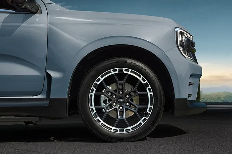 Phía đuôi xe có cánh gió kiểu đuôi vịt, kết hợp với bộ khuếch tán làm điểm nhấn. Không chỉ ngoại hình, hãng xe Mỹ tinh chỉnh khung gầm cho Ranger MS-RT với hệ thống treo hạ thấp 40 mm so với tiêu chuẩn và bổ sung thanh giảm chấn ở trước giúp xe vận hành ổn định và chính xác hơn khi qua các góc cua.