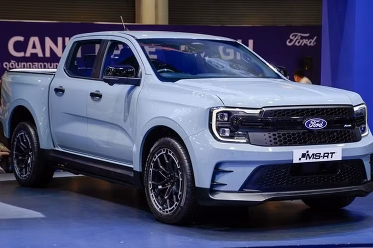 Mức giá xe Ranger MS-RT 2025 bán tại Thái Lan là 1,749 triệu bath (tương đương khoảng 1,29 tỷ đồng). Trước mắt, Ford sẽ chỉ bán 200 xe Ranger MS-RT tại quốc gia Đông Nam Á này và chưa có thông tin xuất khẩu sang những thị trường khác như Việt Nam.