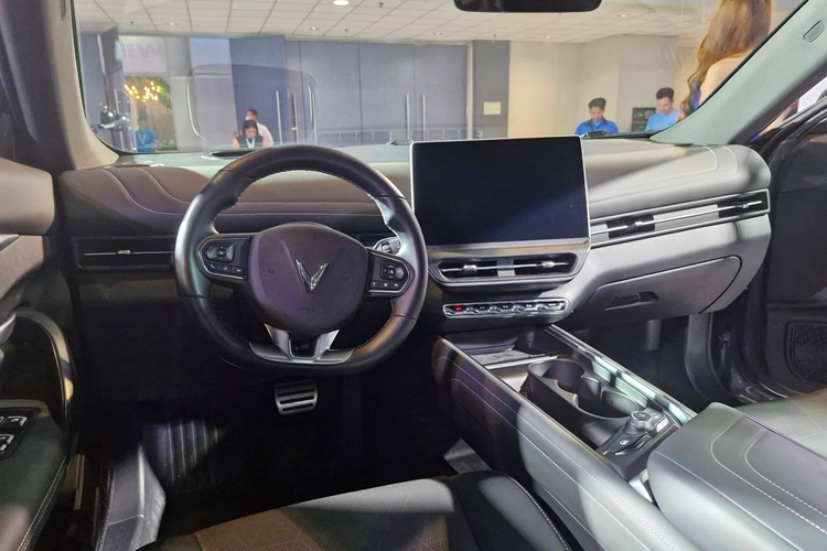 Thông qua các sản phẩm của mình, VinFast mong muốn đồng hành cùng Philippines để phát triển một tương lai xanh và đóng góp vào sứ mệnh giảm lượng khí thải carbon trên quy mô toàn cầu”. Phiên bản VF7 Plus trang bị hai môtơ điện, cho tổng công suất 348,6 mã lực, mô-men xoắn 500 Nm, dẫn động 4 bánh toàn thời gian. 