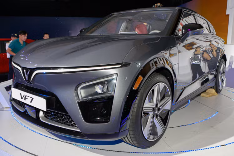 Ngoài hiệu suất ấn tượng, VF7 còn nổi bật với thiết kế hiện đại được chấp bút bởi Torino Design (Ý). Chiếc xe hội tụ 4 yếu tố gồm: kiểu dáng tổng thể độc đáo, có chi tiết nhận diện riêng biệt, tinh tế về hoàn thiện và đảm bảo công năng vận hành. 