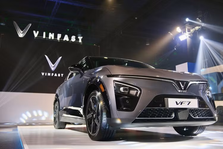 Chi phí thuê pin hàng tháng cho VF7 là 6.300 peso (khoảng 2,76 triệu đồng) cho quãng đường di chuyển tối đa 1.500 km/tháng. Từ 1.500-2.500 km có mức chi phí là 9.000 peso (3,9 triệu đồng). Khoảng cách di chuyển hàng tháng trên 2,500 km tương ứng với 15,000 peso (6,5 triệu đồng).