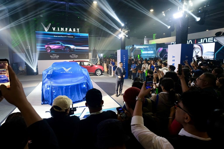 Tại Philippines, VF7 sẽ có 2 phiên bản gồm VF7 Base và VF7 Plus, đem đến những sự lựa chọn đa dạng và phù hợp với từng khách hàng. Giá xe Vinfast VF7 2024 từ với gói thuê pin – 1,470,000 peso (khoảng 644 triệu đồng). VinFast VF7 Base kèm pin – 1,760,000 peso (khoảng 771 triệu đồng) VinFast VF7 Plus với gói thuê pin – 1,730,000 peso (khoảng 758 triệu đồng). VinFast VF7 Plus kèm pin – 2,380,000 peso (khoảng 1,04 tỷ đồng).