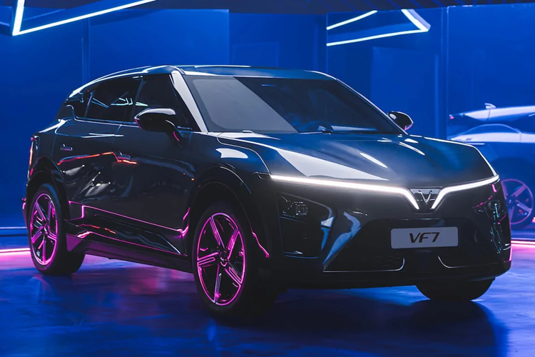 Pin cung cấp năng lượng cho môtơ điện trên bản này dung lượng 75,3 kWh, cho quãng đường di chuyển tối đa khoảng 496 km sau mỗi lần sạc đầy (tiêu chuẩn NEDC). Bản VF7 Base trang bị một môtơ điện, công suất 174 mã lực, mô-men xoắn 250 Nm. Bộ pin đi kèm dung lượng 59,6 kWh, cho quãng đường di chuyển tối đa 430 km/lần sạc đầy (tiêu chuẩn NEDC). 