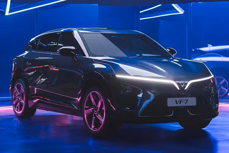 Pin cung cấp năng lượng cho môtơ điện trên bản này dung lượng 75,3 kWh, cho quãng đường di chuyển tối đa khoảng 496 km sau mỗi lần sạc đầy (tiêu chuẩn NEDC). Bản VF7 Base trang bị một môtơ điện, công suất 174 mã lực, mô-men xoắn 250 Nm. Bộ pin đi kèm dung lượng 59,6 kWh, cho quãng đường di chuyển tối đa 430 km/lần sạc đầy (tiêu chuẩn NEDC). 