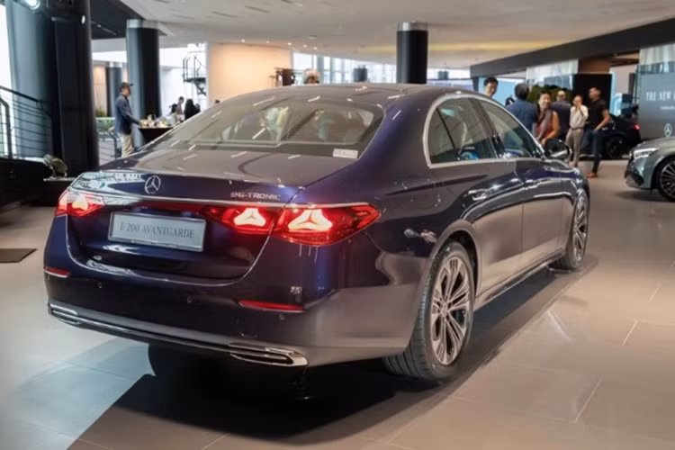Ra mắt tại Singapore, mức giá xe Mercedes-Benz E-Class 2024 được phân phối với 3 phiên bản là E 200 Exclusive, E 200 Avantgarde và E 200 AMG lần lượt là 304.400 USD (7,44 tỷ đồng) - 322.300 USD (7,88 tỷ đồng) và 323.000 USD (7,9 tỷ đồng).