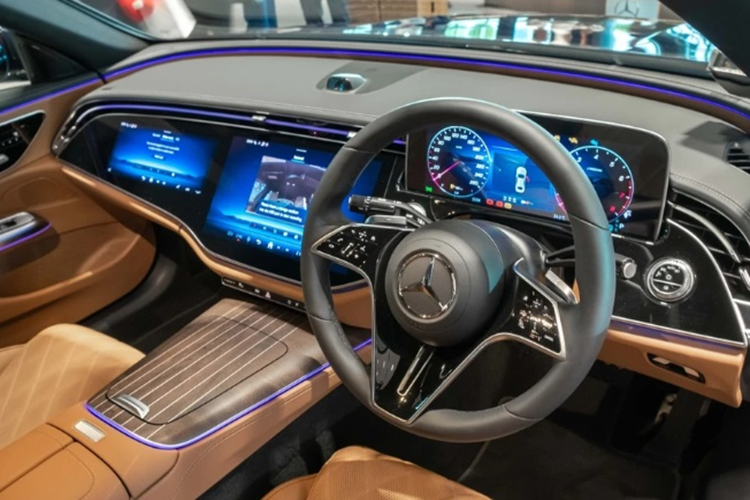 Tuy nhiên, bảng đồng hồ kỹ thuật số không tích hợp chung vào "siêu màn hình" mà đứng cao độc lập, cung cấp cho người lái góc nhìn thoáng hơn.