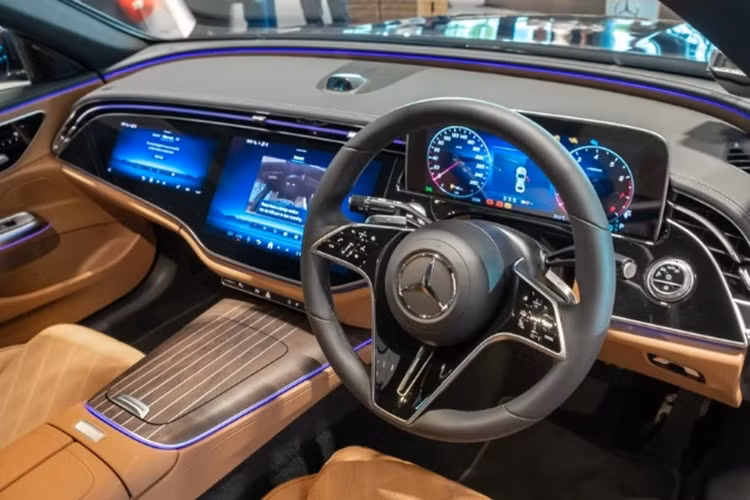 Tuy nhiên, bảng đồng hồ kỹ thuật số không tích hợp chung vào "siêu màn hình" mà đứng cao độc lập, cung cấp cho người lái góc nhìn thoáng hơn.