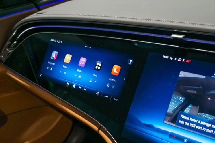 Về nội thất, khoang cabin của xe sang Mercedes-Benz E-Class 2024 được lấy cảm hứng từ các mẫu xe điện của hãng như EQE và EQS, với hệ thống thông tin giải trí MBUX mới nhất kết hợp với màn hình trải dài hết bề mặt táp lô.