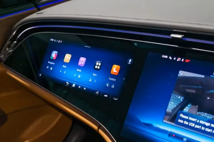 Về nội thất, khoang cabin của xe sang Mercedes-Benz E-Class 2024 được lấy cảm hứng từ các mẫu xe điện của hãng như EQE và EQS, với hệ thống thông tin giải trí MBUX mới nhất kết hợp với màn hình trải dài hết bề mặt táp lô.