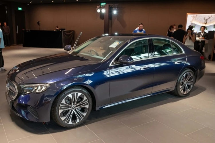 Ở thế hệ thứ 6, Mercedes-Benz E-Class được tập trung nâng cấp về phần mềm bằng việc tích hợp sẵn vào hệ thống thông tin giải trí trên xe nhiều nền tảng mạng xã hội và các tựa game hot như ứng dụng hội họp Webex hoặc Zoom, trình duyệt Vivaldi và TikTok.