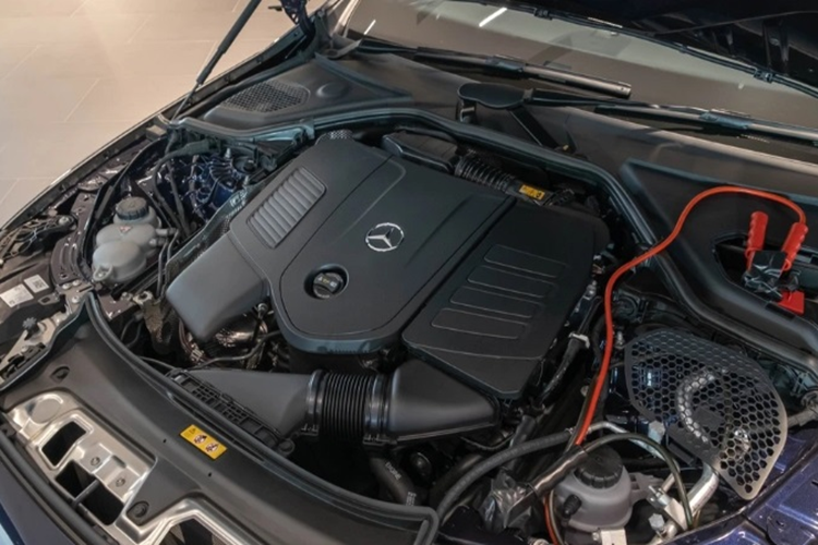 Xe cũng được trang bị 5 camera bên trong cabin, trong đó chỉ một là trang bị tiêu chuẩn thuộc về hệ thống theo dõi người lái. Bốn camera còn lại là tùy chọn gồm camera selfie, camera thu cử chỉ tay, camera theo dõi toàn cảnh người lái để phục vụ hệ thống hỗ trợ lái và camera hành trình.