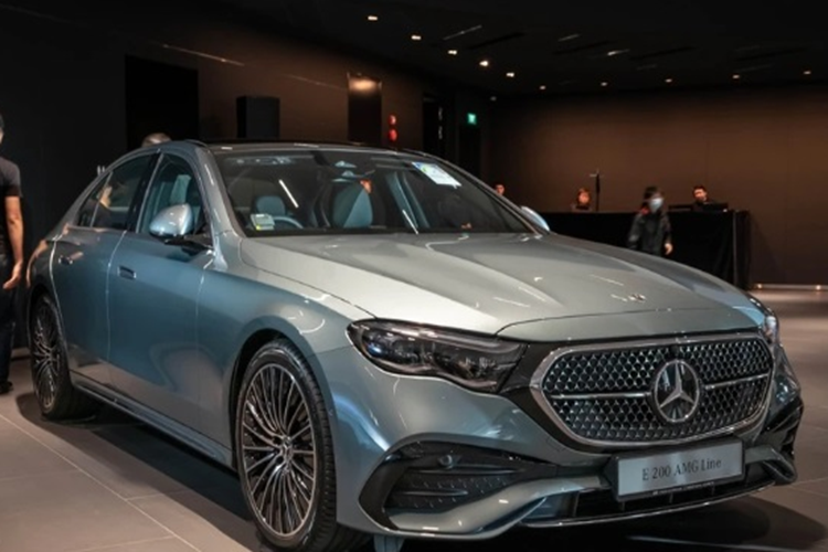 Ở khu vực đầu xe, đèn pha có thiết kế mỏng hơn, đi kèm với đó là mặt ca lăng có thiết kế mới với hoạ tiết hình ngôi sao ba cánh. Điểm nhấn tại khu vực phía sau của E-Class 2024 là cụm đèn hậu với thiết kế cũng mang cảm hứng từ logo ngôi sao ba cánh. Mâm xe dạng đa chấu với các tùy chọn kích thước từ 18-21 inch.