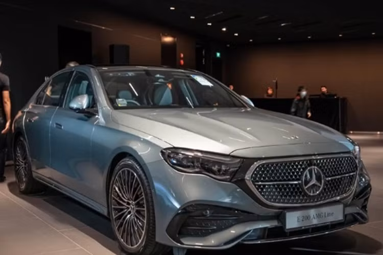 Ở khu vực đầu xe, đèn pha có thiết kế mỏng hơn, đi kèm với đó là mặt ca lăng có thiết kế mới với hoạ tiết hình ngôi sao ba cánh. Điểm nhấn tại khu vực phía sau của E-Class 2024 là cụm đèn hậu với thiết kế cũng mang cảm hứng từ logo ngôi sao ba cánh. Mâm xe dạng đa chấu với các tùy chọn kích thước từ 18-21 inch.