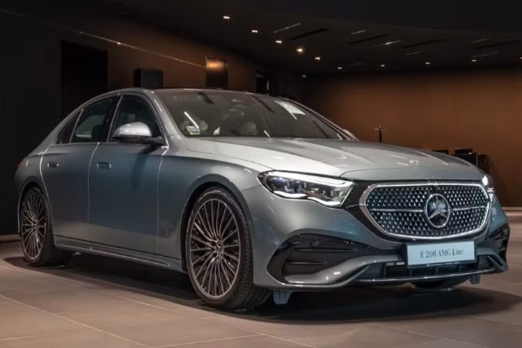 Cung cấp sức mạnh cho Mercedes-Benz E-Class 2024 là động cơ mild-hybrid I4 tăng áp 2.0L, công suất 204 mã lực và mô-men xoắn 320 Nm. Động cơ điện phụ trợ có công suất tối đa 23 mã lực. Đi kèm là hộp số 9 cấp 9G-Tronic và hệ dẫn động cầu sau. Xe có khả năng tăng tốc từ 0 lên 100 km/h trong 7,5 giây trước khi đạt vận tốc tối đa 240 km/h.