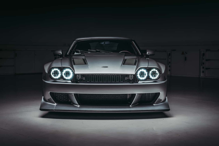 TWR không chỉ sản xuất Jaguar và các mẫu restomod mà dự án đầu tiên của họ sẽ thổi “luồng sinh khí mới” vào Jaguar XJS cổ điển này Được đặt tên khéo léo là “Supercat”, chiếc xe này nhẹ hơn gần 10% so với bản gốc. Mẫu xe chỉ nặng 1.605 kg sau khi lắp thân xe bằng carbon được thiết kế độc đáo đó.