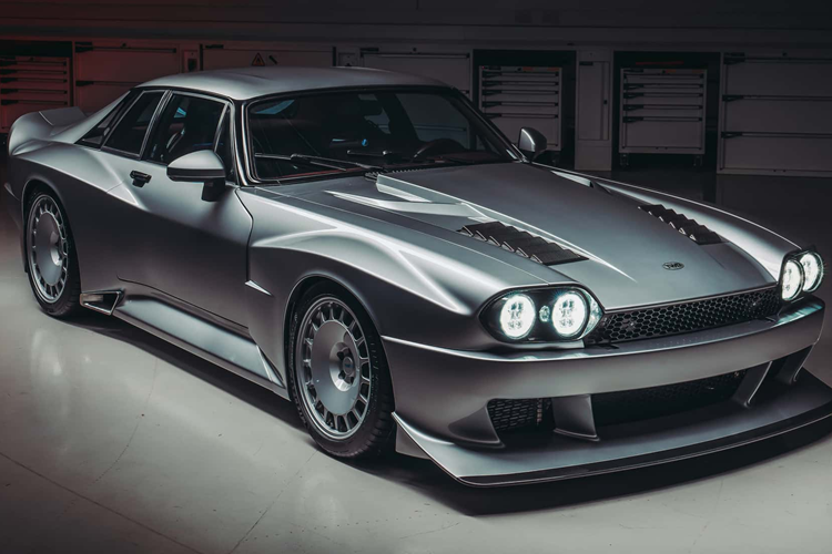 Thương hiệu TWR đã hồi sinh Jaguar XJS được thiết kế táo bạo với thân xe bằng sợi carbon do Khyzyl Saleem chấp bút. Được thành lập vào năm 2020 với tư cách là một hãng nâng cấp riêng biệt và được điều hành bởi Tom Walkinshaw Racing, TWR là một thương hiệu nổi tiếng trong lĩnh vực này.