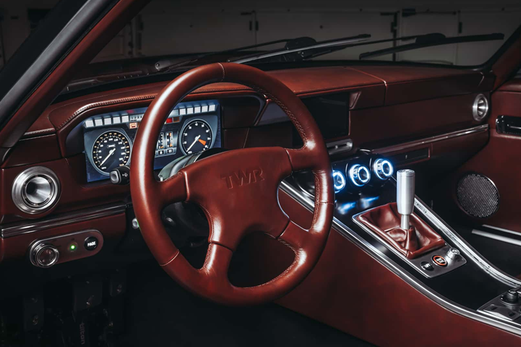 Động cơ XJS V12 HE tiêu chuẩn chỉ có công suất 281 mã lực và mô-men xoắn 431 Nm được truyền tới bánh xe thông qua hộp số tự động ba cấp. Trong khi xe nguyên bản có bố cục 2+2, Supercat chỉ dành cho hai người với ghế chỉnh điện và khoang chứa đồ lớn hơn.