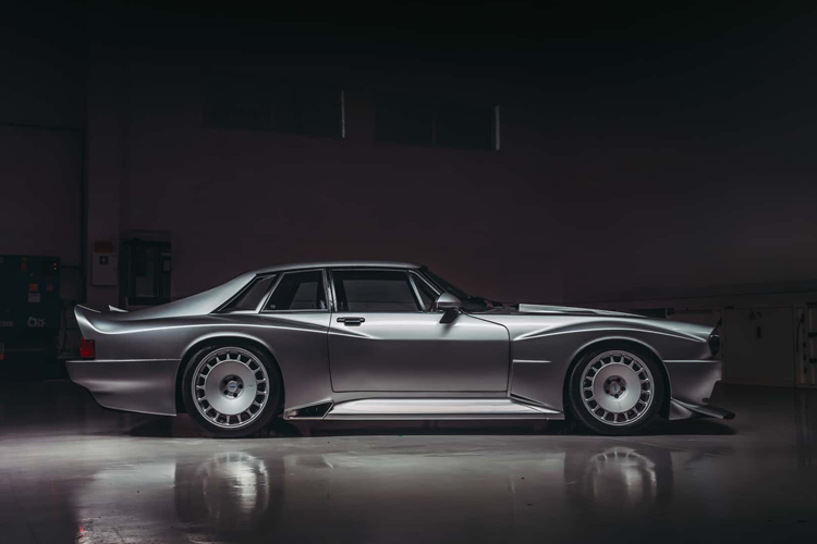 Khách hàng cũng có thể lựa chọn phanh gốm carbon ở cả hai trục. TWR đã trang bị cho Supercat một ống xả bên hông không chỉ để trưng bày mà còn để tạo không gian cho gầm xe phẳng hơn và bộ khuếch tán sau khổng lồ.