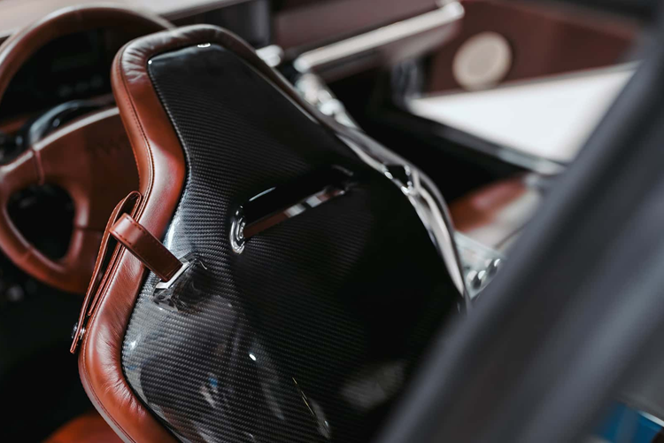 Bảng đồng hồ kỹ thuật của xe cũng được thay thế bằng đồng hồ điện tử, xe còn có ghế da bọc sợi carbon và cần số. Cụm đồng hồ kỹ thuật số không phải là màn hình duy nhất vì TWR cũng đã thêm màn hình thông tin giải trí trung tâm hỗ trợ Apple CarPlay và Android Auto.