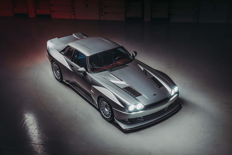 Chiếc xe cũng rộng hơn một chút so với XJS ban đầu và được trang bị bộ mâm xe lớn hơn nhiều so với bộ mâm xe 15 inch tiêu chuẩn: 18 inch ở phía trước và 19 inch ở phía sau. Mẫu xe cũng sở hữu phần khung xe đã được gia cố bằng sợi carbon trong khi khung phụ sử dụng thép không gỉ dạng ống T45 cường độ cao do TWR thiết kế.