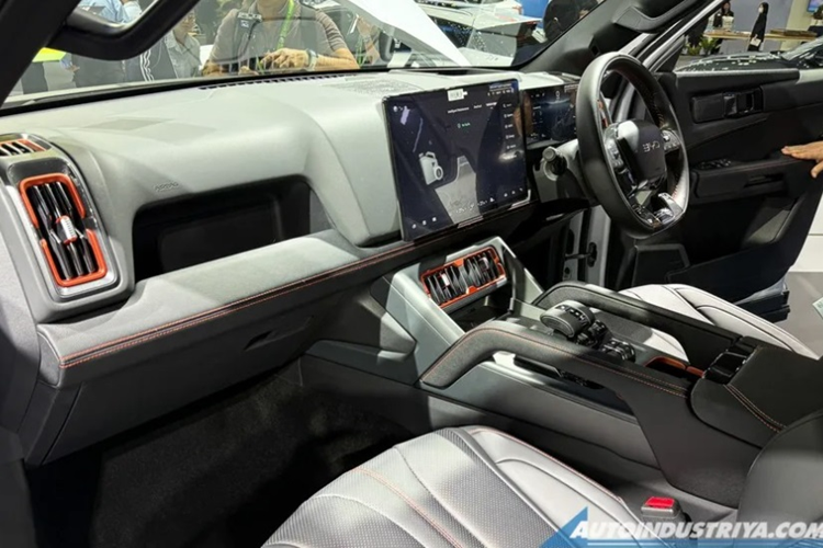 BYD Shark 6 sở hữu thiết kế có phần khá tương đồng với Ford F-150 Lightning và Ford Ranger. Đầu xe gây ấn tượng với cụm đèn pha LED hình chữ C nối với nhau bằng lưới tản nhiệt lớn cùng logo BYD to bản ở chính giữa. Phần hông xe có vẻ hầm hố và cơ bắp với hốc bánh xe, gương chiếu lớn và thềm cửa rộng.