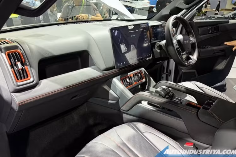 BYD Shark 6 sở hữu thiết kế có phần khá tương đồng với Ford F-150 Lightning và Ford Ranger. Đầu xe gây ấn tượng với cụm đèn pha LED hình chữ C nối với nhau bằng lưới tản nhiệt lớn cùng logo BYD to bản ở chính giữa. Phần hông xe có vẻ hầm hố và cơ bắp với hốc bánh xe, gương chiếu lớn và thềm cửa rộng.