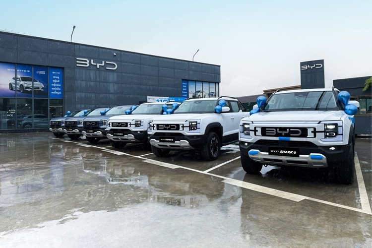 Nhiều chi tiết trên xe được trang trí bằng các sọc màu cam. Cung cấp sức mạnh cho BYD Shark 6 tại Thái Lan là hệ truyền động hybrid với sự kết hợp của động cơ xăng 1.5L với 2 động cơ điện cho công suất mạnh 430 mã lực và mô-men xoắn 650 Nm.