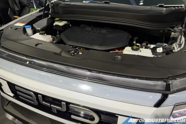 Phía đuôi xe được thiết kế đơn giản hơn đầu xe với đèn hậu đi cùng thanh đèn LED chạy giữa. Cột C của xe được tô điểm bằng một dải màu đen, nối liền với kính cửa sổ bên giúp xe nhìn cá tính và thể thao hơn.