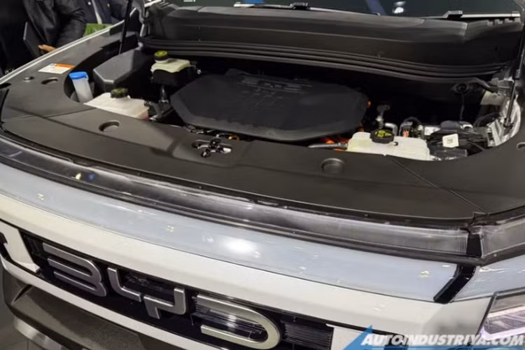 Phía đuôi xe được thiết kế đơn giản hơn đầu xe với đèn hậu đi cùng thanh đèn LED chạy giữa. Cột C của xe được tô điểm bằng một dải màu đen, nối liền với kính cửa sổ bên giúp xe nhìn cá tính và thể thao hơn.